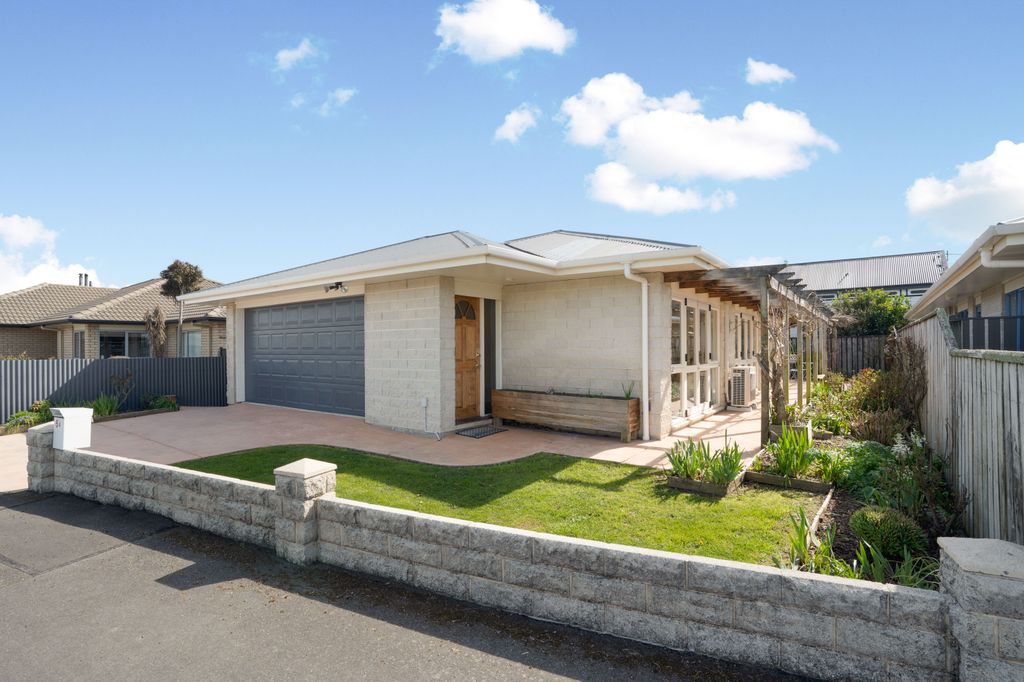 Perfect Townhouse - Location & Easy-Care Living 1