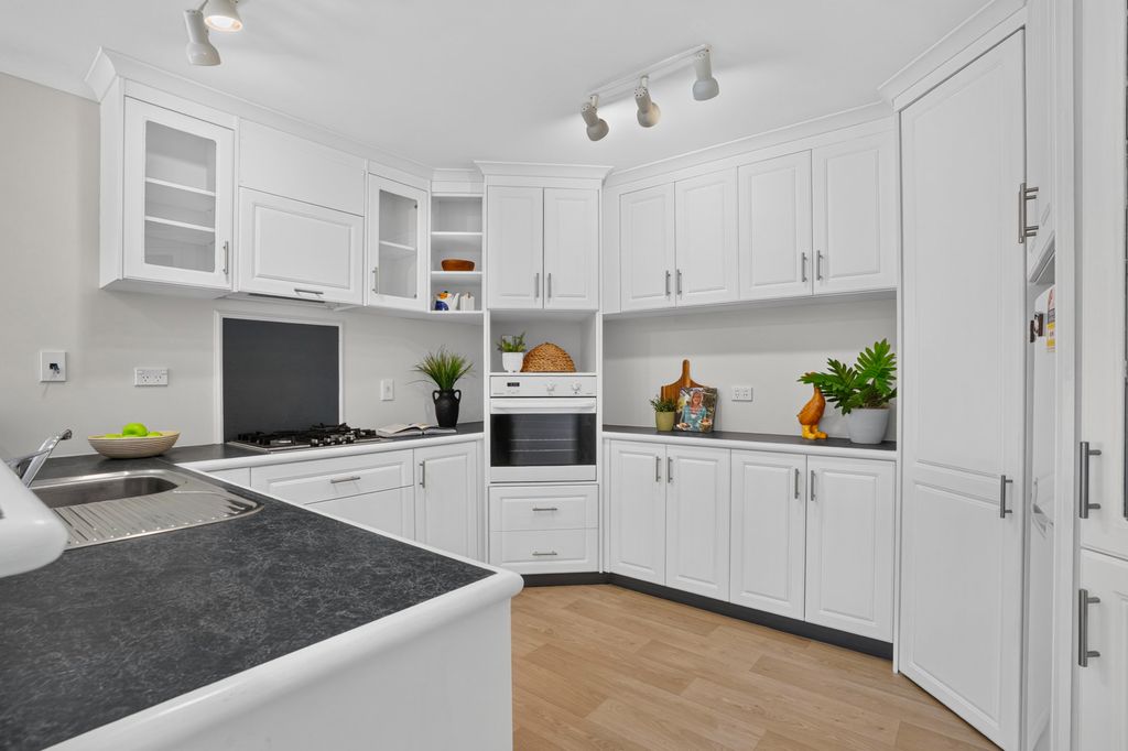 Perfect Townhouse - Location & Easy-Care Living 3