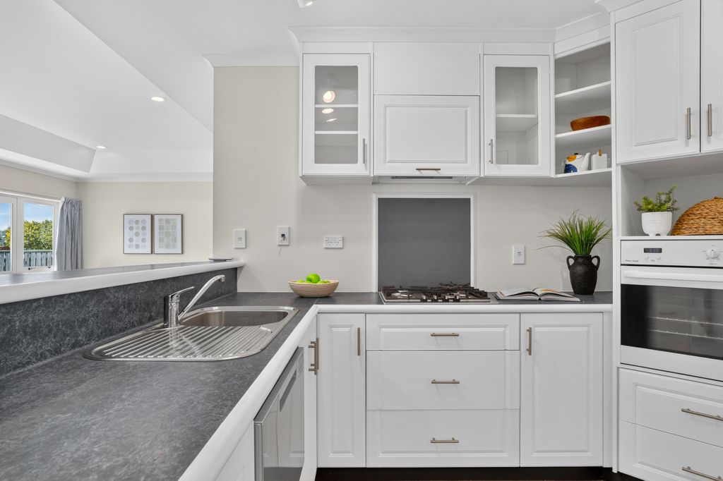 Perfect Townhouse - Location & Easy-Care Living 4