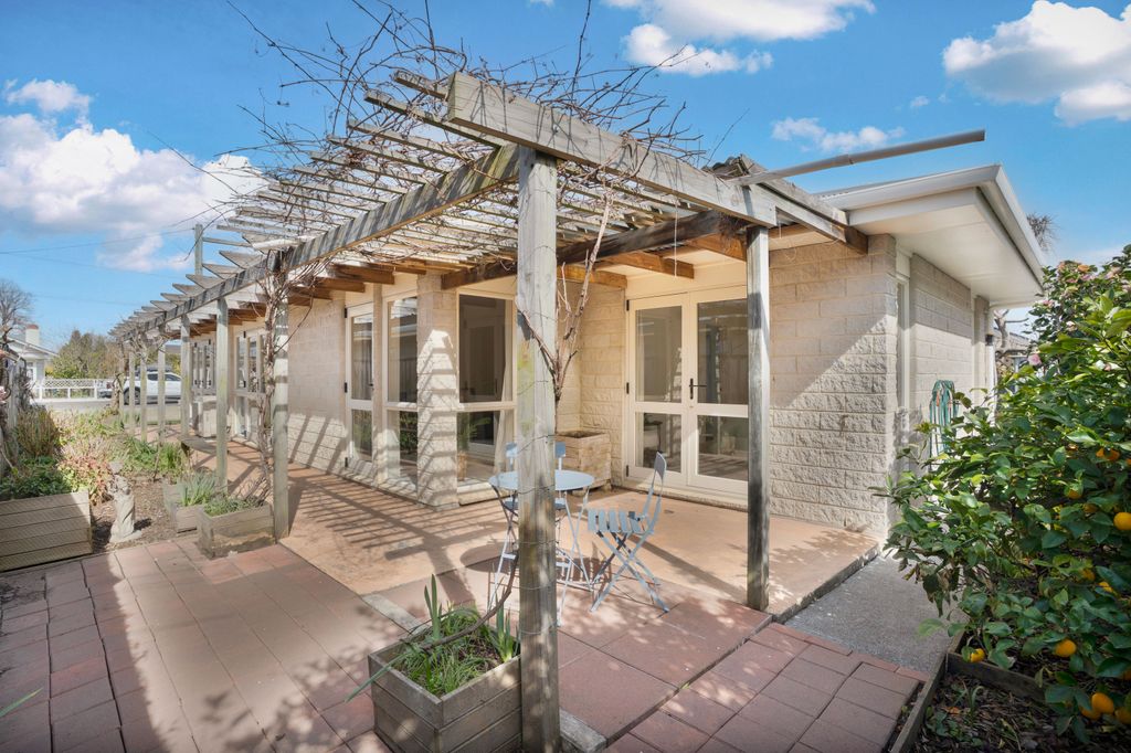 Perfect Townhouse - Location & Easy-Care Living 2