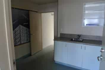 Showroom/Offices Close to 4 Aves