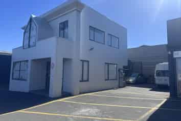 Showroom/Offices Close to 4 Aves
