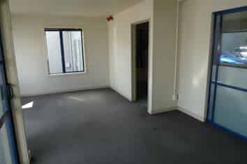 Showroom/Offices Close to 4 Aves