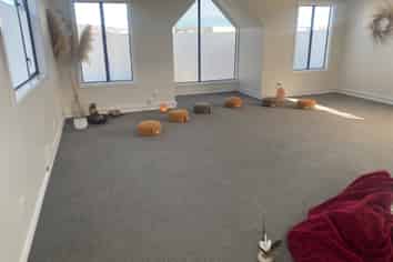Showroom/Offices Close to 4 Aves