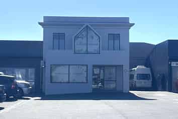 Showroom/Offices Close to 4 Aves