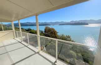9 Bayview Road, Charteris Bay