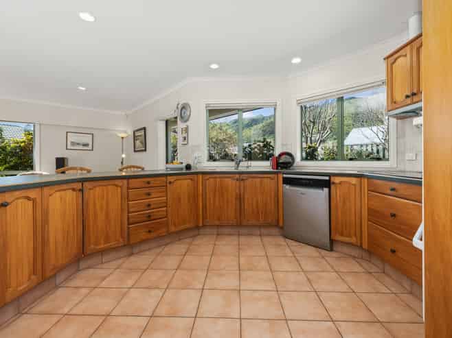 16 Cranbrook Grove, Waikanae