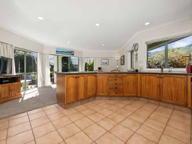 16 Cranbrook Grove, Waikanae