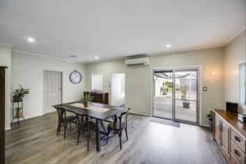 905 Ferguson Street, Akina
