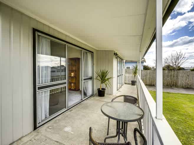 905 Ferguson Street, Akina