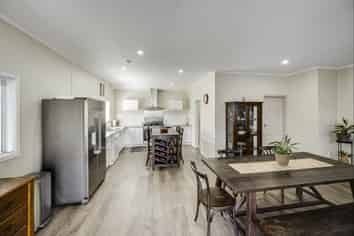 905 Ferguson Street, Akina