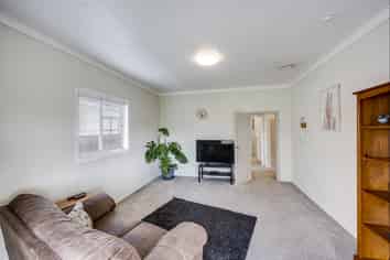905 Ferguson Street, Akina