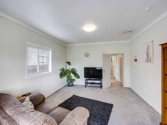 905 Ferguson Street, Akina