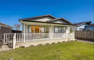905 Ferguson Street, Akina