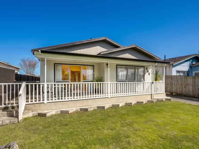 905 Ferguson Street, Akina