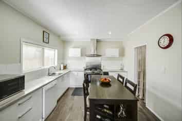 905 Ferguson Street, Akina