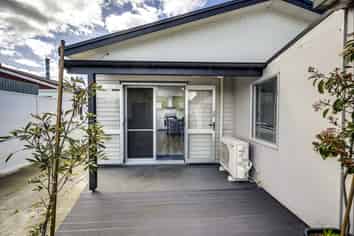 905 Ferguson Street, Akina