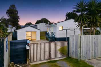 2/9 Maplesden Drive, Clendon Park