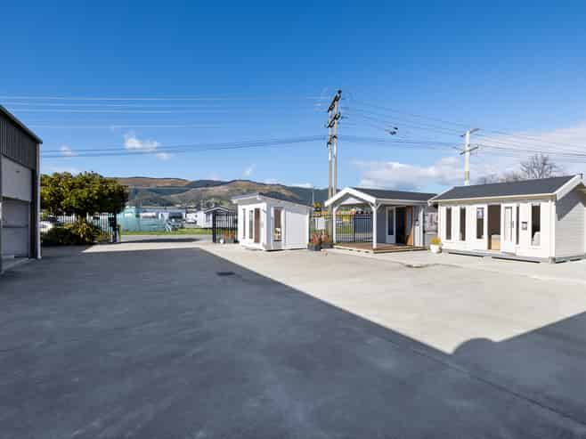 Versatile Richmond Business Base with Secure Yard