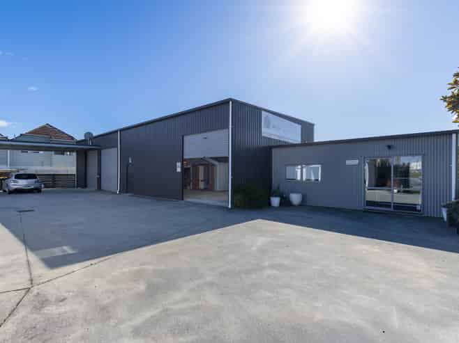 Versatile Richmond Business Base with Secure Yard