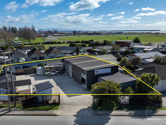 Versatile Richmond Business Base with Secure Yard