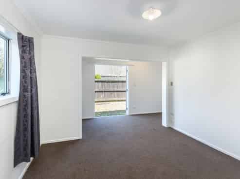 196 High Street North, Carterton