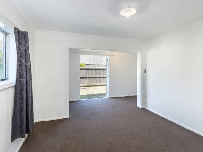 196 High Street North, Carterton