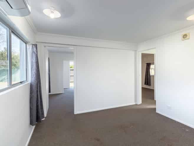 196 High Street North, Carterton