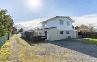 196 High Street North, Carterton