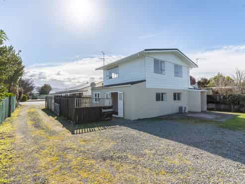 196 High Street North, Carterton