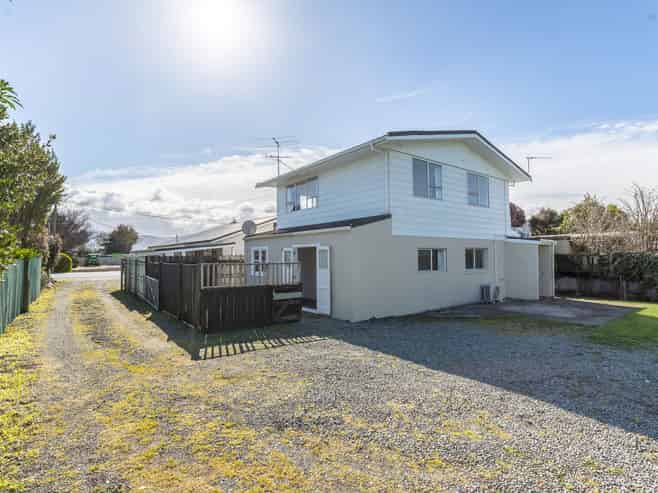 196 High Street North, Carterton