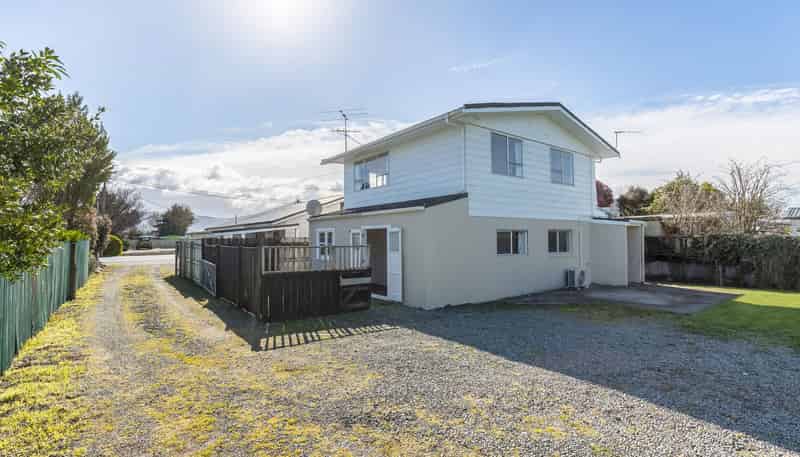 196 High Street North, Carterton