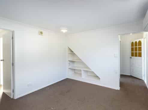 196 High Street North, Carterton