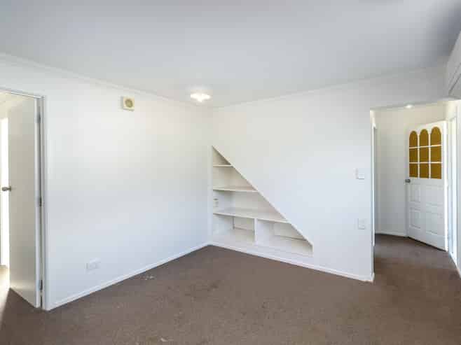 196 High Street North, Carterton