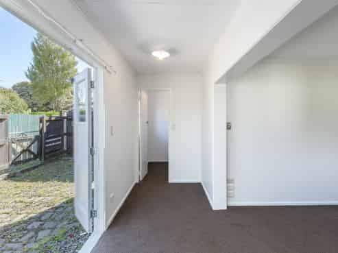 196 High Street North, Carterton