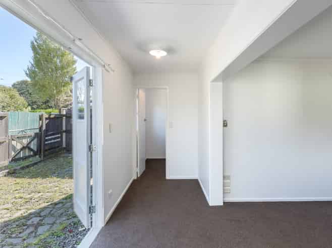 196 High Street North, Carterton