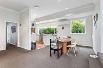 516 West Coast Road, Oratia