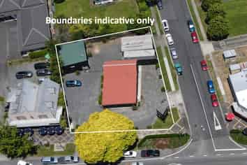 High‑exposure retail/showroom with large yard