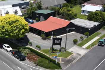 High‑exposure retail/showroom with large yard