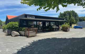 High‑exposure retail/showroom with large yard