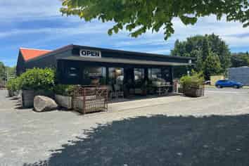 High‑exposure retail/showroom with large yard