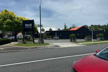 High‑exposure retail/showroom with large yard