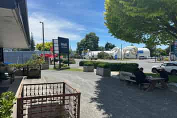 High‑exposure retail/showroom with large yard