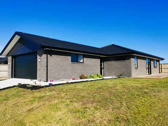 12 Te Taniwha Road, One Tree Point