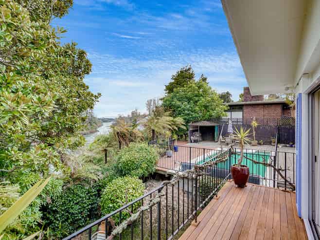 943 River Road, Queenwood