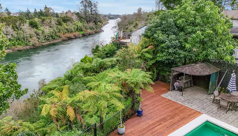 943 River Road, Queenwood