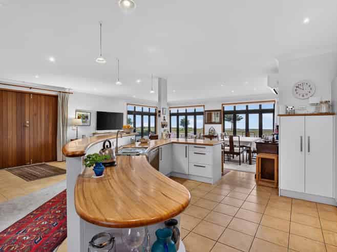 34 The Esplanade, Westshore