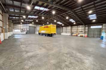 Large Warehouse & Canopy with 7,000m²+ Yard