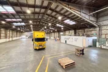 Large Warehouse & Canopy with 7,000m²+ Yard