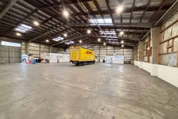 Large Warehouse & Canopy with 7,000m²+ Yard